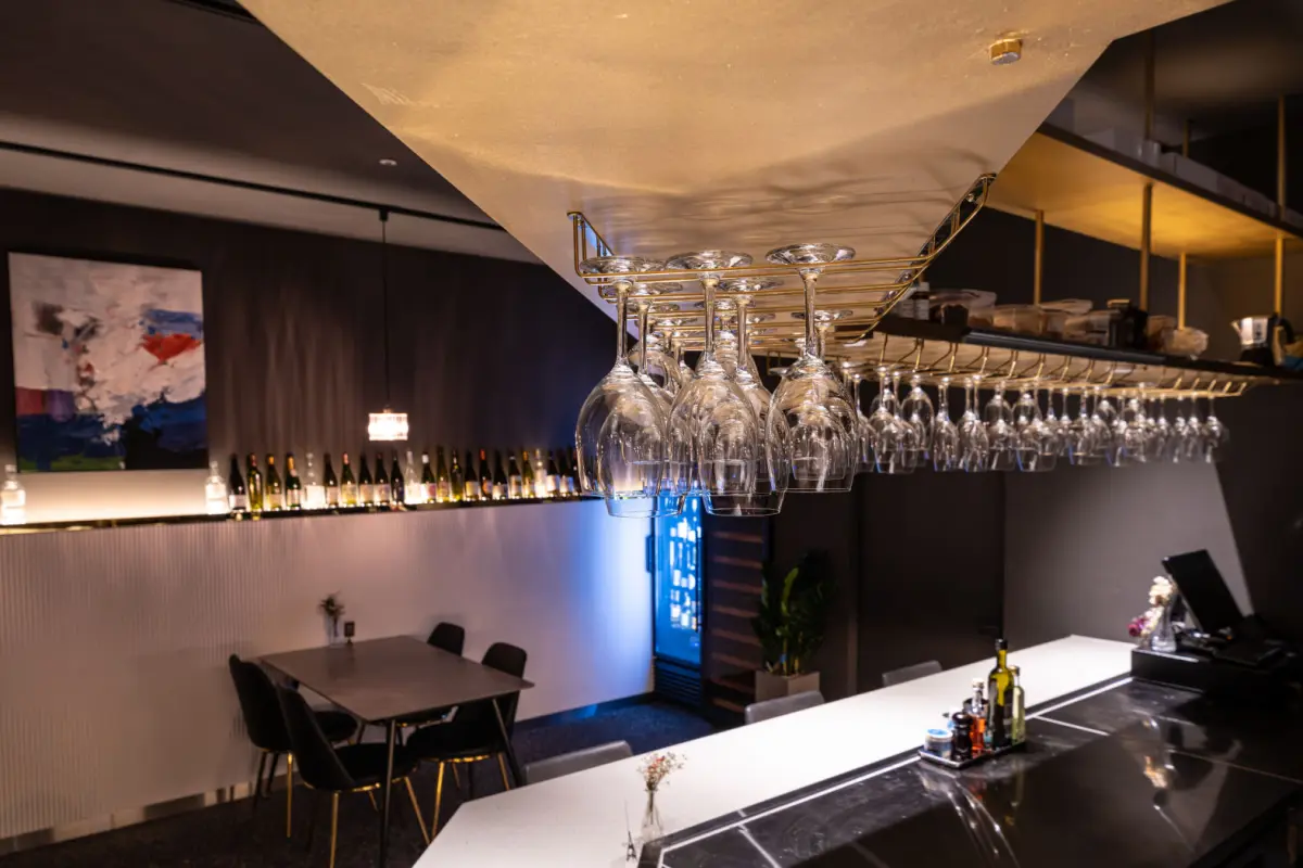 모던 감성의 이탈리안 와인바 SFOGLIA 인테리어